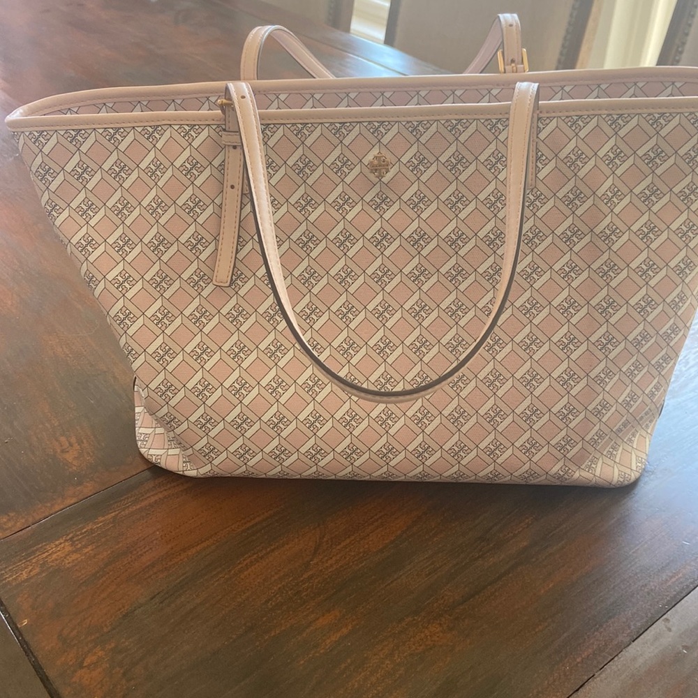 Tory Butch logo monogram